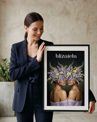 Plakat astrologiczny Bliźnięta z serii Floral Mystic — bez i konwalia, dwie twarze w stylu malarstwa olejnego. Zodii Polska.
