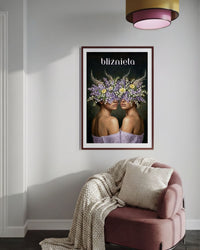Plakat astrologiczny Bliźnięta z serii Floral Mystic — bez i konwalia, dwie twarze w stylu malarstwa olejnego. Zodii Polska.