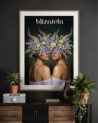 Plakat astrologiczny Bliźnięta z serii Floral Mystic — bez i konwalia, dwie twarze w stylu malarstwa olejnego. Zodii Polska.
