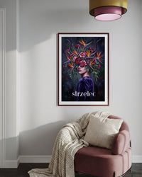 Plakat astrologiczny Strzelec z serii Floral Mystic — rajskie ptaki i goździki, kosmiczne tło, malarstwo olejne. Zodii Polska.