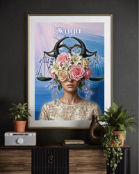 Plakat astrologiczny Waga z serii Floral Mystic — różowe róże i lilie z wagą w stylu malarstwa olejnego. Zodii Polska.
