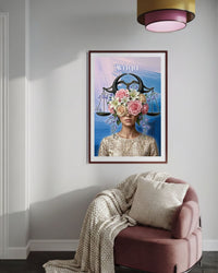 Plakat astrologiczny Waga z serii Floral Mystic — różowe róże i lilie z wagą w stylu malarstwa olejnego. Zodii Polska.
