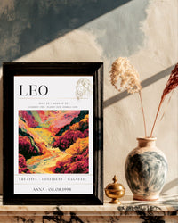 Plakat zodiakalny Lew A3 w czarnej ramie na marmurowej komodzie — personalizacja imieniem i datą urodzenia