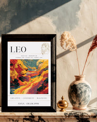Plakat zodiakalny Lew A3 w czarnej ramie na marmurowej komodzie — personalizacja imieniem i datą urodzenia