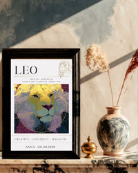 Plakat zodiakalny Lew A3 w czarnej ramie na marmurowej komodzie — personalizacja imieniem i datą urodzenia